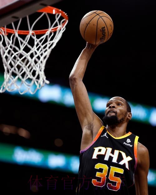 杜兰特进攻被切 兰德尔反击暴扣得手 杜兰特进攻被切 兰德尔反击暴扣得手